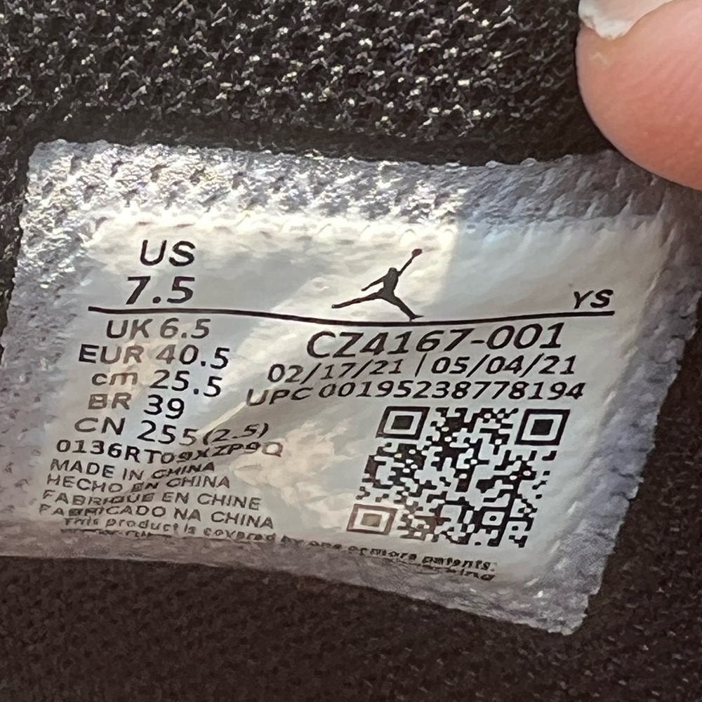 Like new Men’s all black Jordans 7.5
